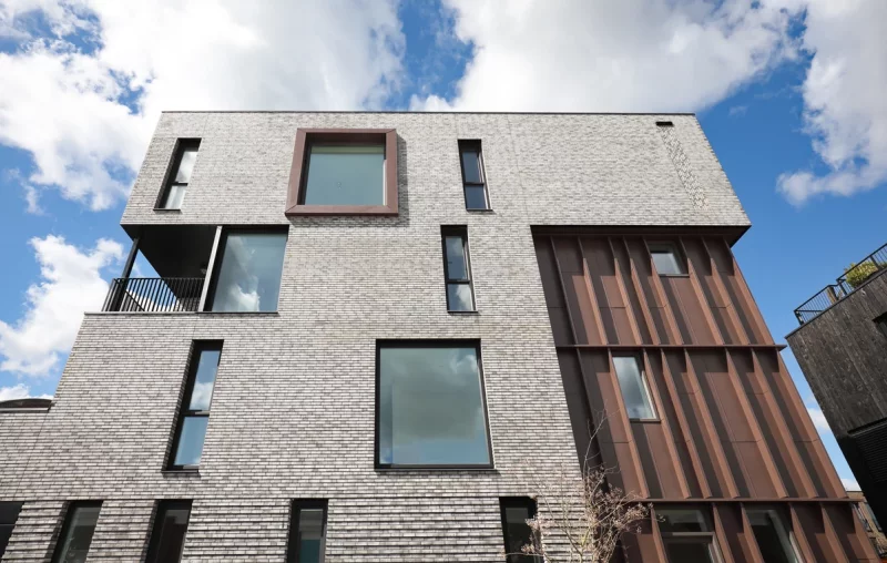 Een imposant wooncomplex in een bruisende omgeving